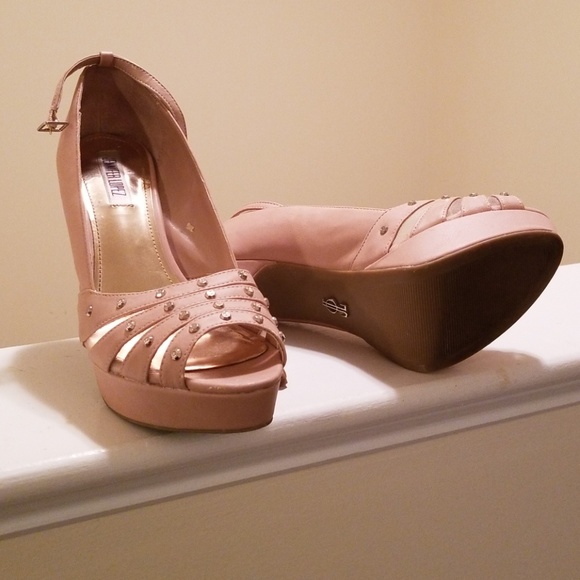 Pink platform heels with silver studs - Picture 3 of 4